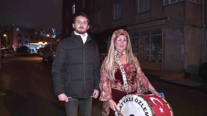 Datça’nın ilk kadın ramazan davulcusu Maltepelileri sahura uyandırıyor
