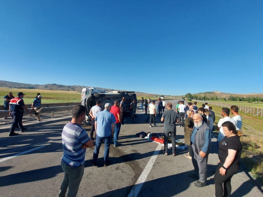 Kamyonet devrildi, 5 kişi yaralanırken anayol trafiğe kapandı