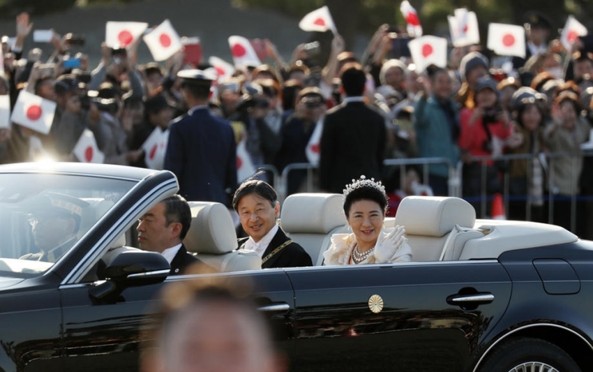 Japonya’nın yeni imparatoru halkın karşısına çıktı