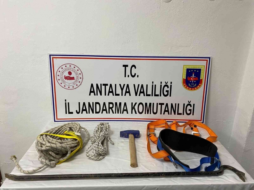 1. derece sit alanında kaçak kazı yapan 5 kişi suçüstü yakalandı