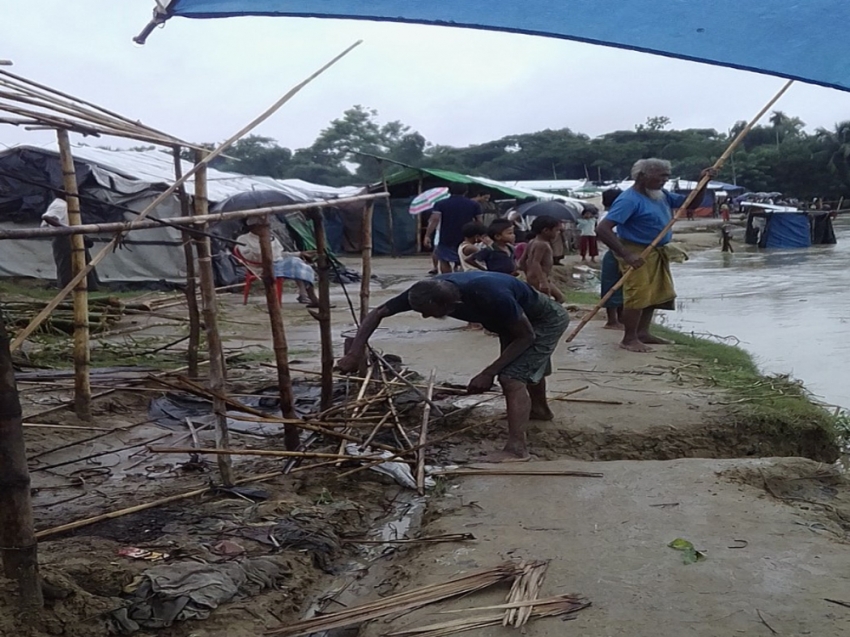 Rohingyalı Müslümanlar selle mücadelesi