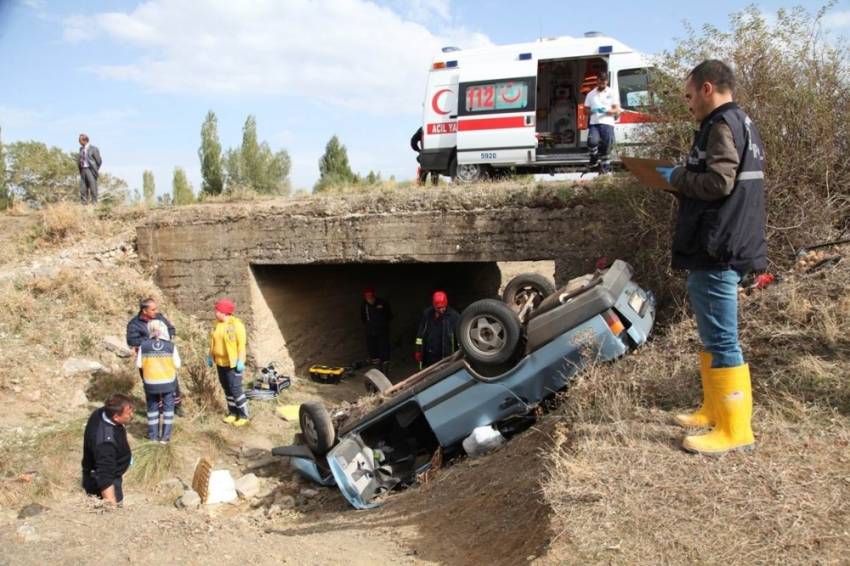 Otomobil şarampole devrildi: 1 ölü, 1 yaralı