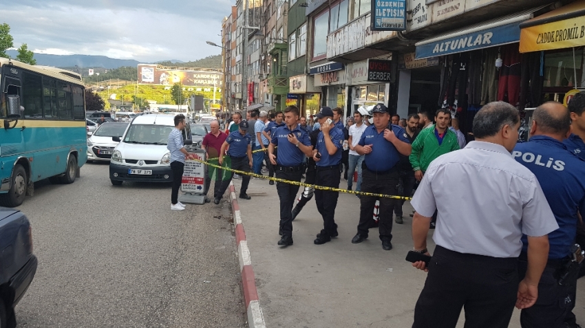 Kavgayı ayırmaya çalışan baba, cadde ortasında silahla vuruldu