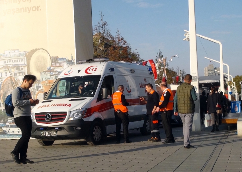 Taksim metrosunda ezilme tehlikesi geçirdi