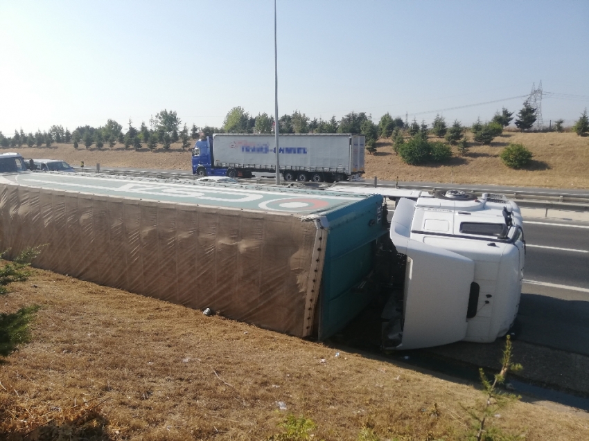 Selimpaşa TEM’de tır devrildi, yoğun trafik oluştu