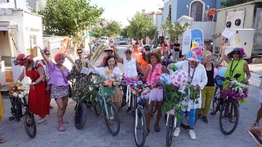 Süslü kadınlar pedalladı