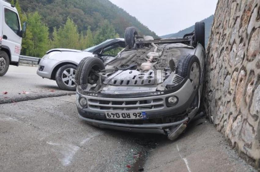 Bursa'da yağış nedeniyle kayganlaşan yolda kaza: 4 yaralı