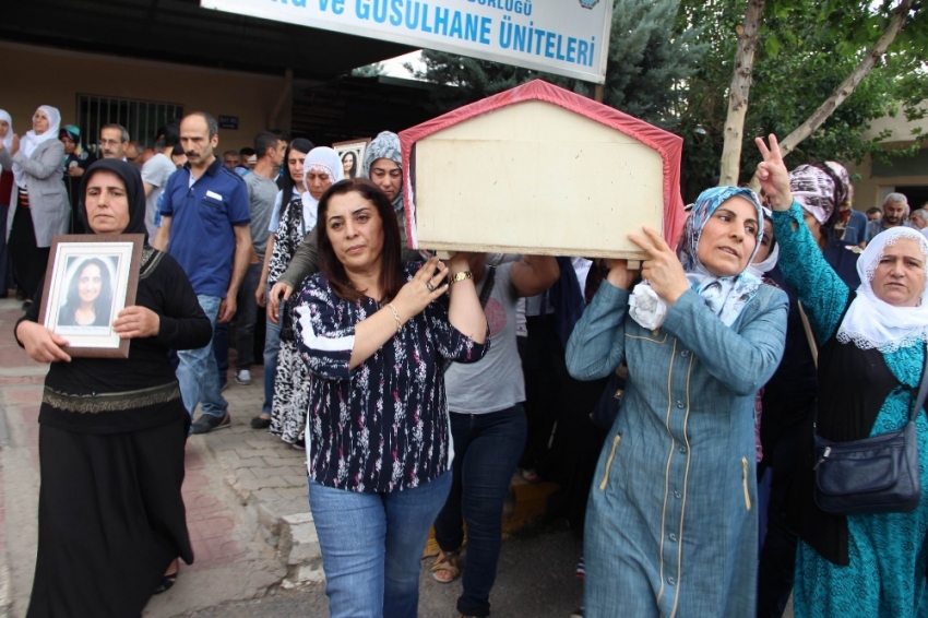 HDP’liler bir kez daha teröristin tabutunu sırtladı