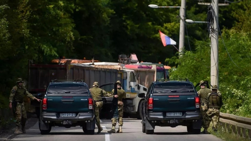 Sırbistan-Kosova sınırında NATO askerleri