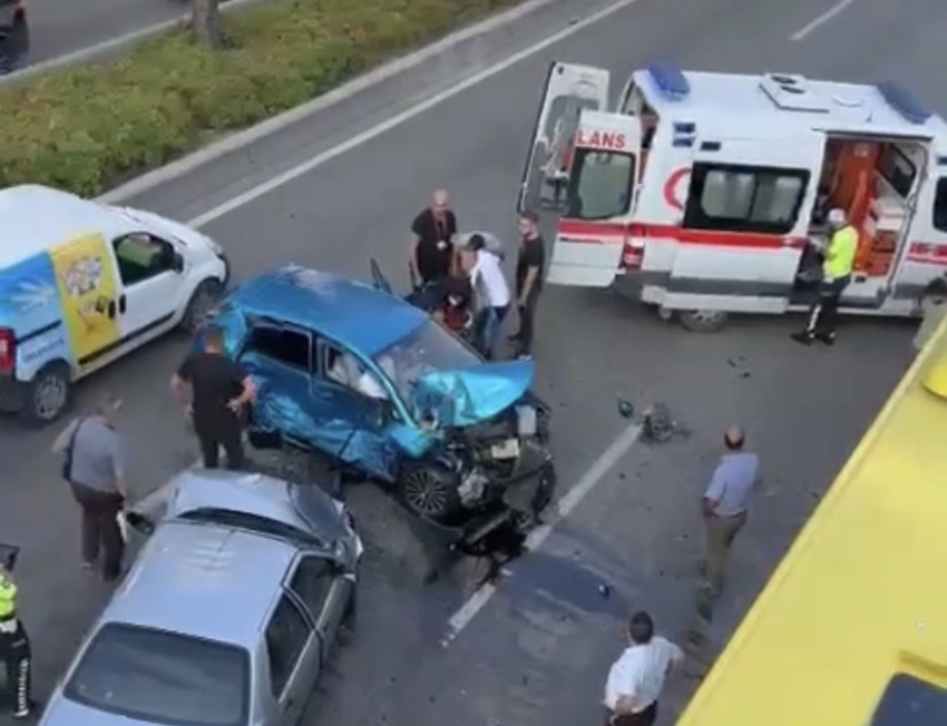 Bursa’da zincirleme kaza : 1 sürücü araçta sıkıştı