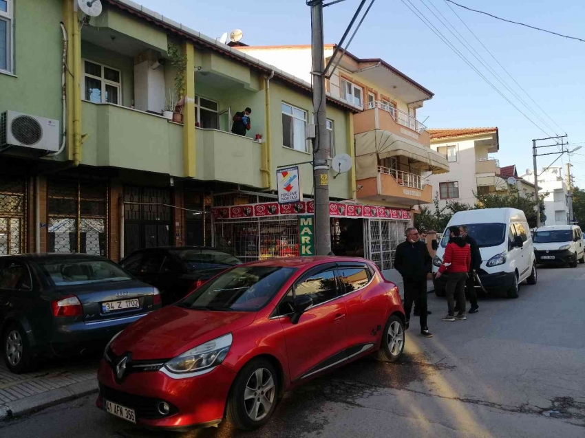 Evinin balkonundan beton zemine düşen zabıta memuru ağır yaralandı