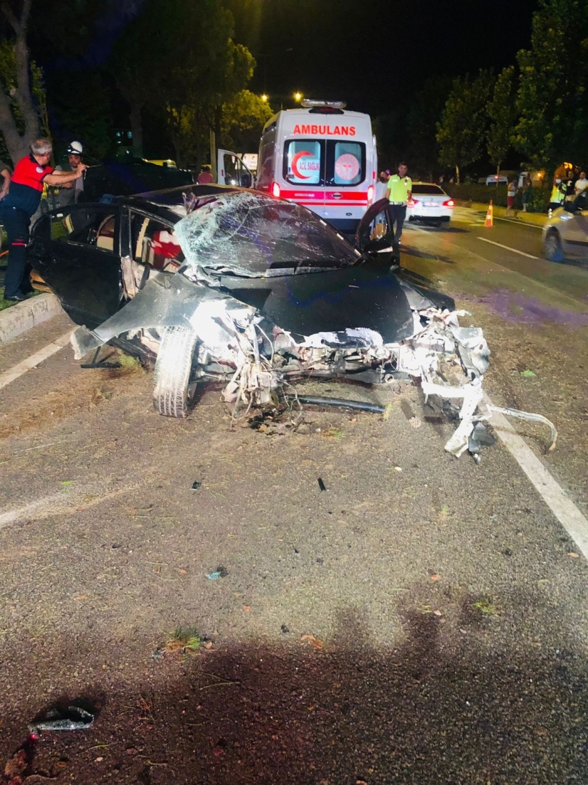 Ağaçları biçerek durabilen otomobilin motoru fırladı