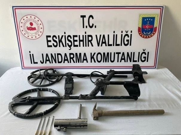 Dedektör ile arama yapan  şahıslar suçüstü yakalandı
