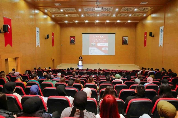 Dekan Prof. Dr. Metin, Cumhuriyet yüzyılına giden yolu anlattı
