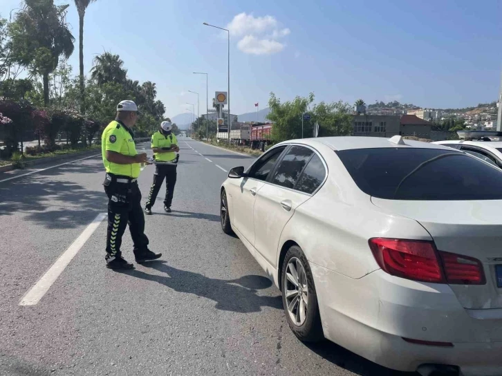 Denetim yapan ekiplerden sürücülere çikolata ve kolonya ikramı
