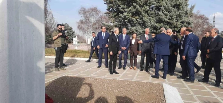 Deniz Baykal, 1 Mart tezkeresinin yıldönümünde mezarı başında anıldı
