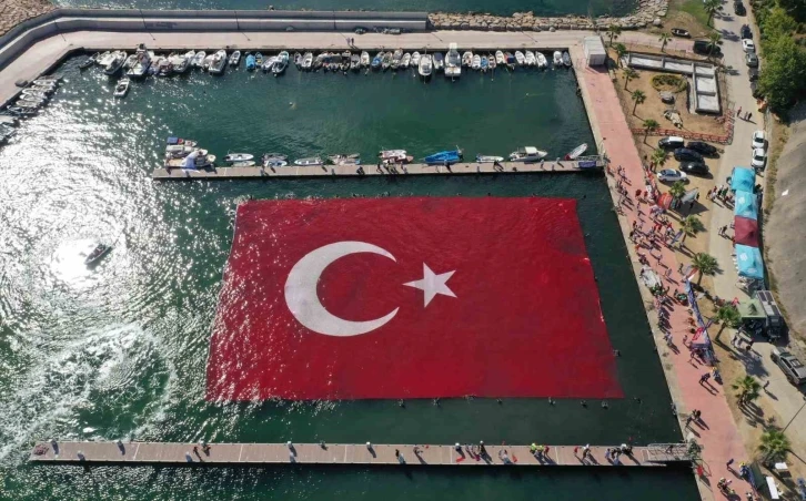 Denizde dev Türk bayrağı açıldı
