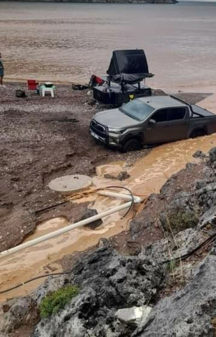 Denize 15 metre mesafede rögar kapağı ve kanalizasyon çukuru ortaya çıktı
