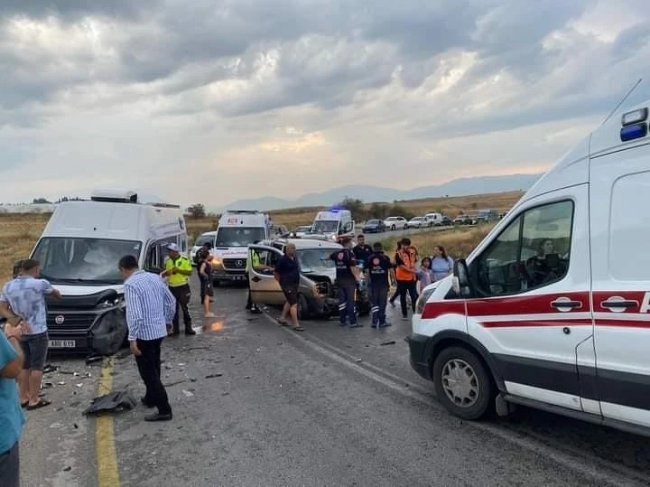 Karavan ile hafif ticari araç çarpıştı: 2’si ağır 9 kişi yaralandı