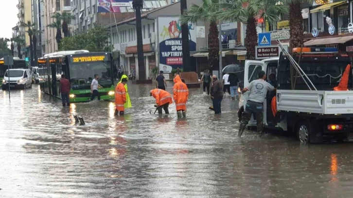 Denizli’de kuvvetli yağış hayatı felç etti
