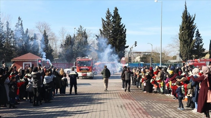 Deprem bölgelerinde 82 kişiye umut olan Kocaelili itfaiyeciler, çiçeklerle karşılandı