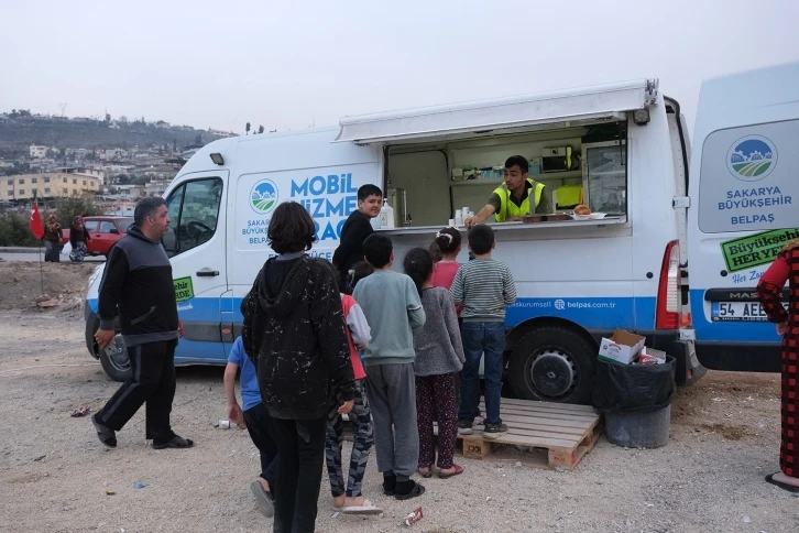 Deprem bölgesinde binlerce depremzedeye yemek ulaştırıyorlar
