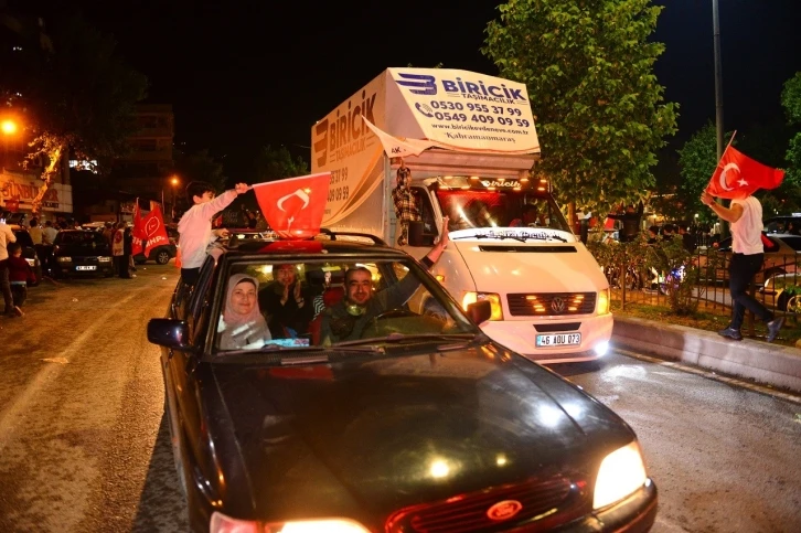 Deprem bölgesinde halk sokağa döküldü, zafer kutlaması yaptı: "Bu adamı çok seviyoruz"
