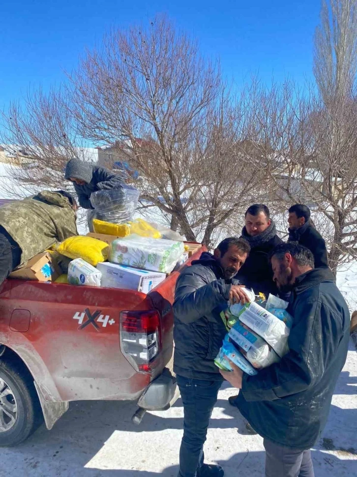 Deprem bölgesindeki uzak köylere yardım ulaştırıyorlar
