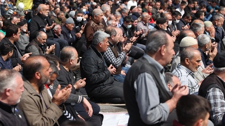 Deprem felaketinin yaşandığı yerlerde cuma namazı kılındı