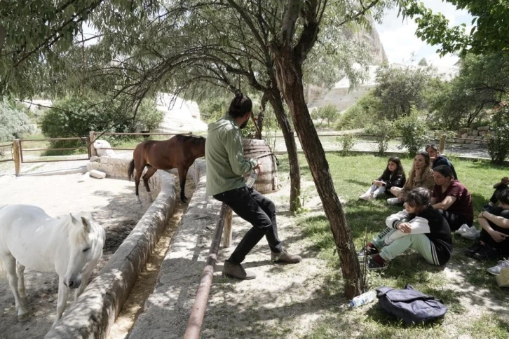 Deprem korkularını ata binerek yendiler
