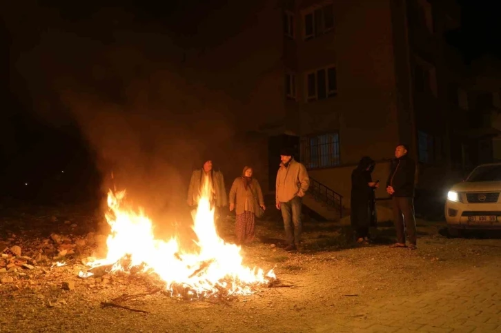 Deprem korkusuyla kendini sokağa atan vatandaşlar ateş yakarak ısındı
