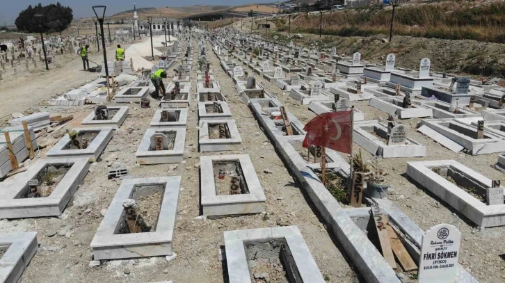 Deprem mezarlığında 100 kabirde kimlik belirleme çalışması sürüyor
