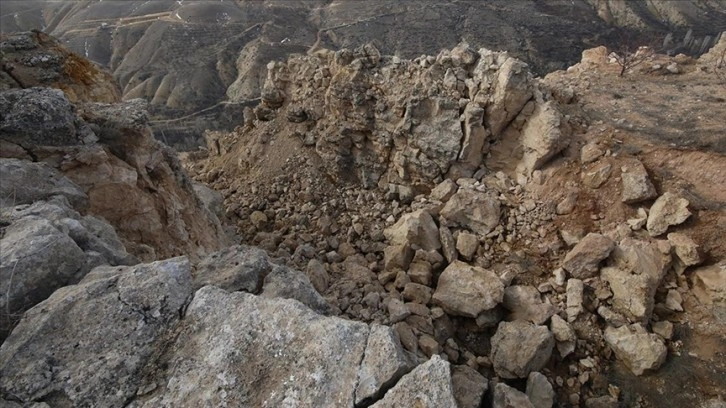 Deprem nedeniyle Malatya'nın Darende ilçesinde yarıklar oluştu