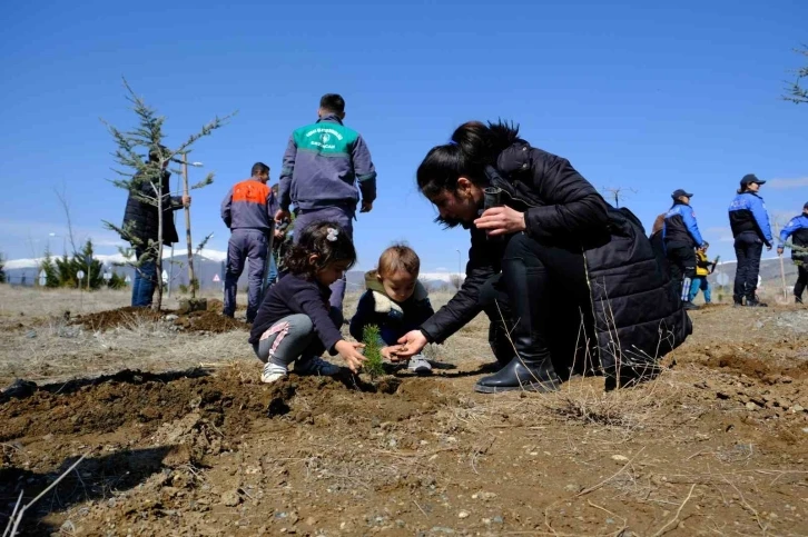 Deprem şehitleri anısına  fidanlar toprakla buluştu
