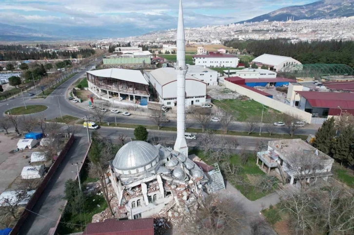 Deprem sonrası cami yıkıldı, minaresi ayakta kaldı
