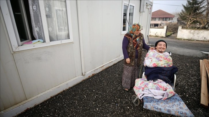 Deprem sonrası evi yıkılan Sezgin teyzenin gözyaşını devlet ve yardımseverler dindirdi