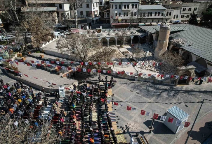 Deprem sonrası Ulu Camii’nin bahçesinde cuma namazı kılındı
