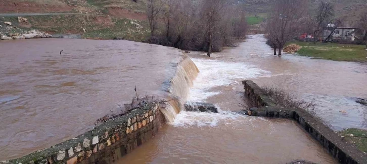 Deprem sonrası yükselen Karasu Çayı’ndaki su seviyesi iki gün sonra normale döndü