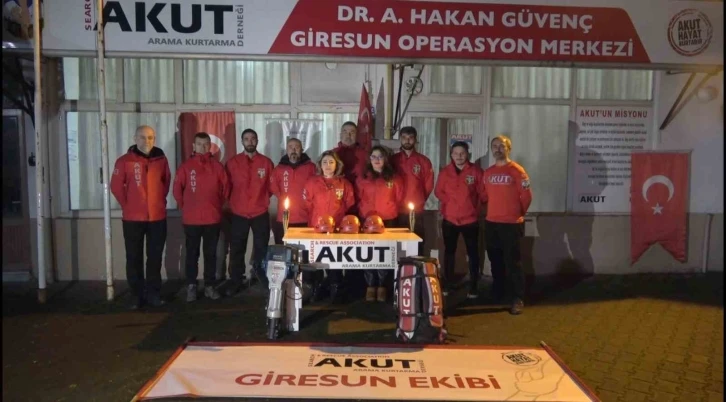 Depremde 12 kişiyi enkazdan sağ çıkaran Giresun AKUT ekibi yaşadıkları o anları anlattı
