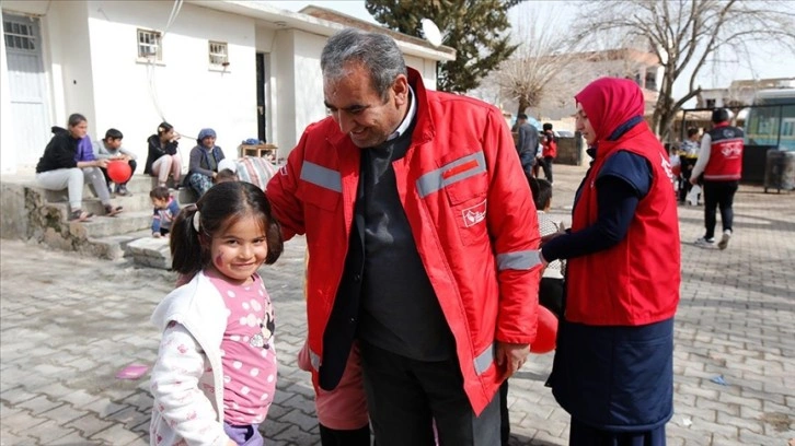 Depremde 20 yakınını kaybeden müdür depremzedeler için mesaide