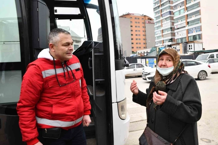 Depremde 4 yakınını kaybeden vatandaş, destek ekibini dualarla uğurladı
