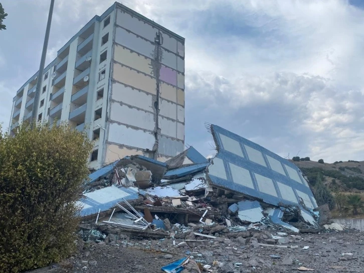 Depremde ağır hasar alan binaların dinamitle yıkımına başlandı
