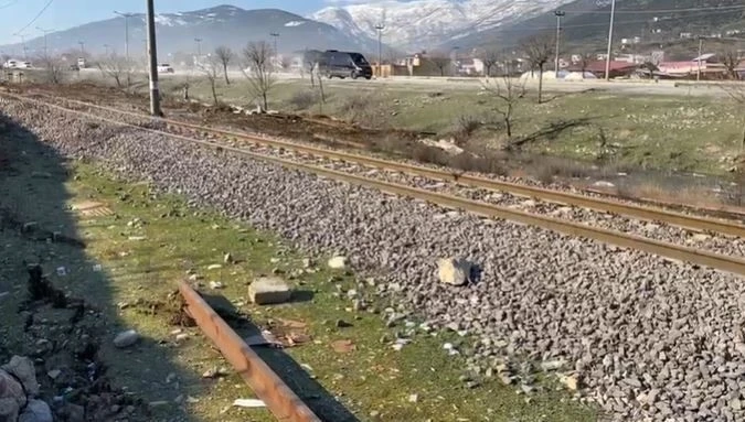 Depremde bükülen raylar onarıldı
