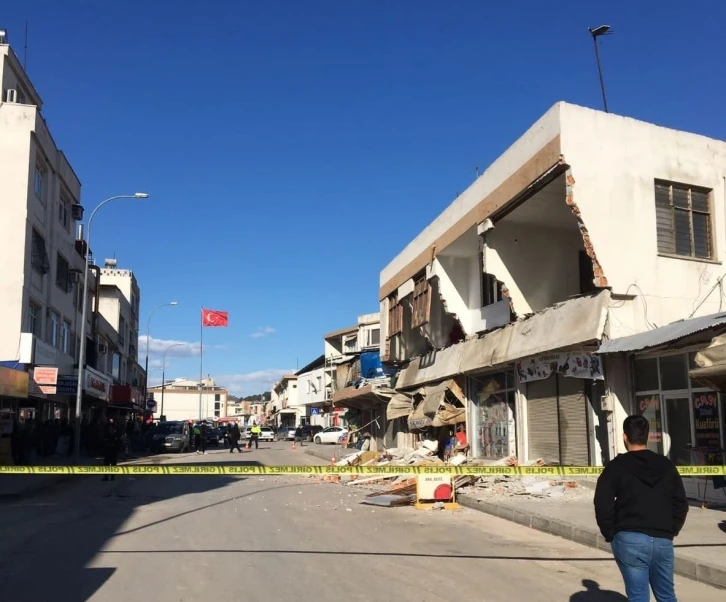 Depremde hasar alan 2 katlı binanın ön yüzü böyle yıkıldı