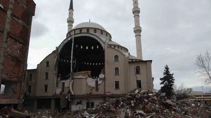 Depremde hasar alan camiyi gören bir daha bakıyor
