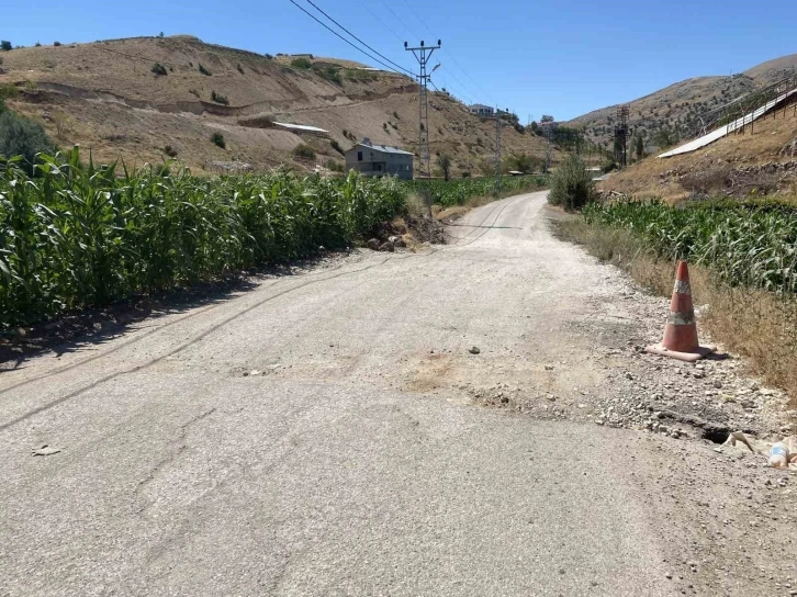 Depremde hasar alıp onarılmayan yol tepkilere neden oluyor
