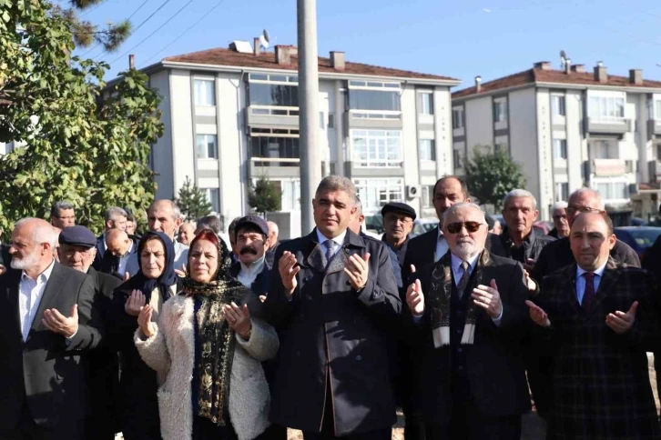 Depremde hasar gören cami
