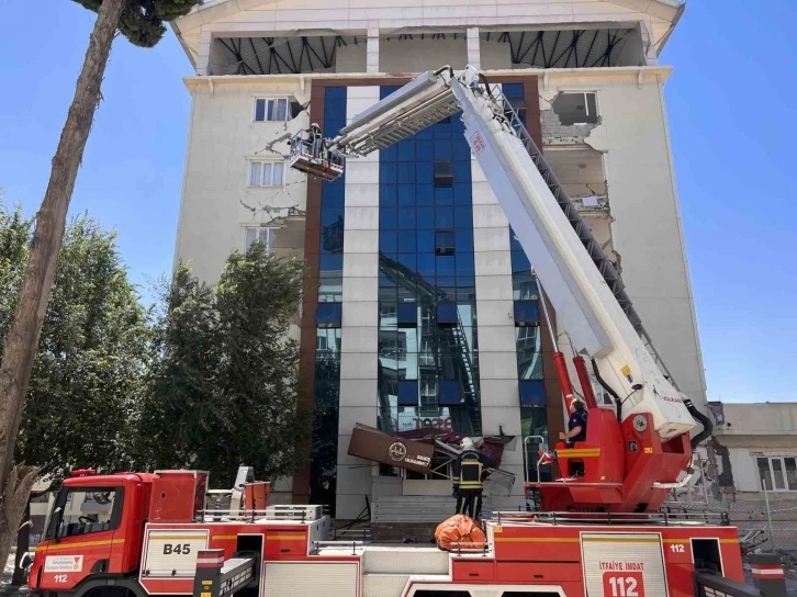 Depremde hasar gören Kur’an kursu binasında yangın paniği
