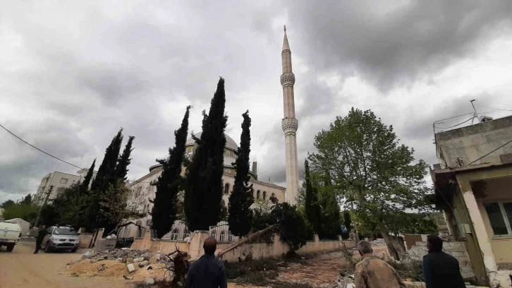 Depremde hasar gören minare için yıkım tepkisi
