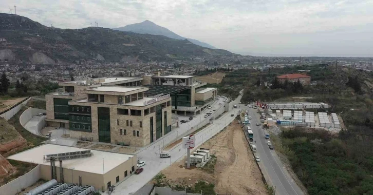 Depremde hasar görmeyen Samandağ Devlet Hastanesi hizmet vermeye devam ediyor
